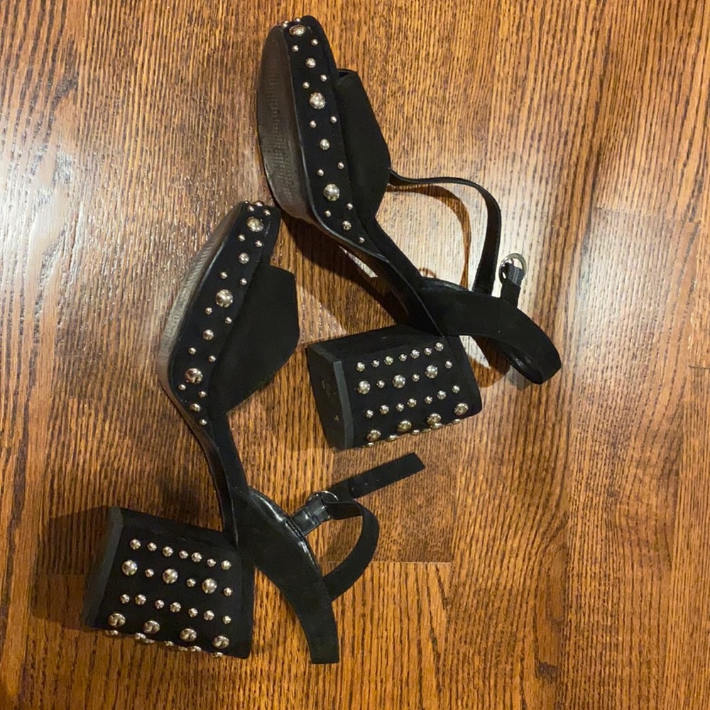 Black wedges